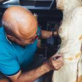 L�artista ha cominciato infatti a scolpire una ninfa. E quindi dopo aver rifinito sul tronco con una matita le forme da seguire...